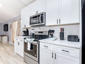 Fridge, microwave, oven, stovetop - Charming 3-bedroom villa in adorable Kissimmee with AC (Kissimmee)