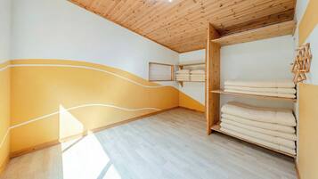 Basic Room, 3 Bedrooms (Forsythia Pet (BBQ/Terrace/Jacuzzi))
