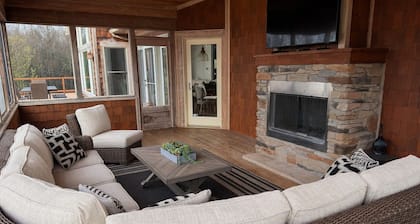 32 Acre Luxury Retreat near Ashland - Heated Pool, Hot tub, Pond - Sleeps 18