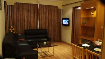 Basic Suite, Balcony, City View | Living area