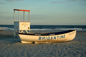 Beach - Beautiful 1-bedroom condo across the street from the beach w/ AC (Brigantine)