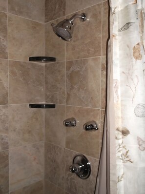 Dusche, Haartrockner, Seife, Toilettenpapier