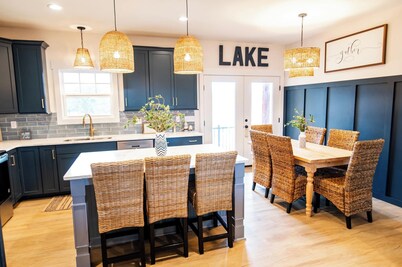 Cozy 3-bedroom house-Endless Amenities & Lake Life Living at its Best