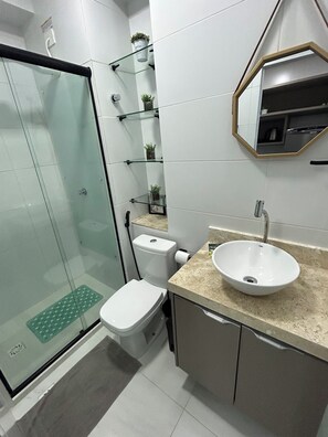 Apartment | Bathroom | Shower, hair dryer, towels, toilet paper - Melhores Flats - Linda vista (João Pessoa)