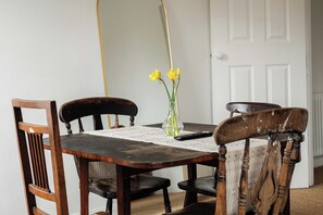 Dining - Stylish Stratford Flat for up to 4 Guests (London)