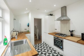 Fridge, microwave, oven, stovetop - Stylish Stratford Flat for up to 4 Guests (London)