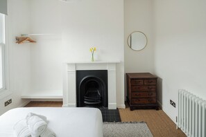 1 bedroom, iron/ironing board, WiFi, bed sheets - Stylish Stratford Flat for up to 4 Guests (London)