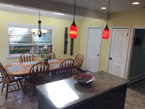 Dining - 3BR WORLD CUP, Gillette, Xfinity, Wheaton College, Close to Foxboro (Norton)