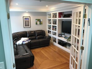 Living area - 3BR WORLD CUP, Gillette, Xfinity, Wheaton College, Close to Foxboro (Norton)