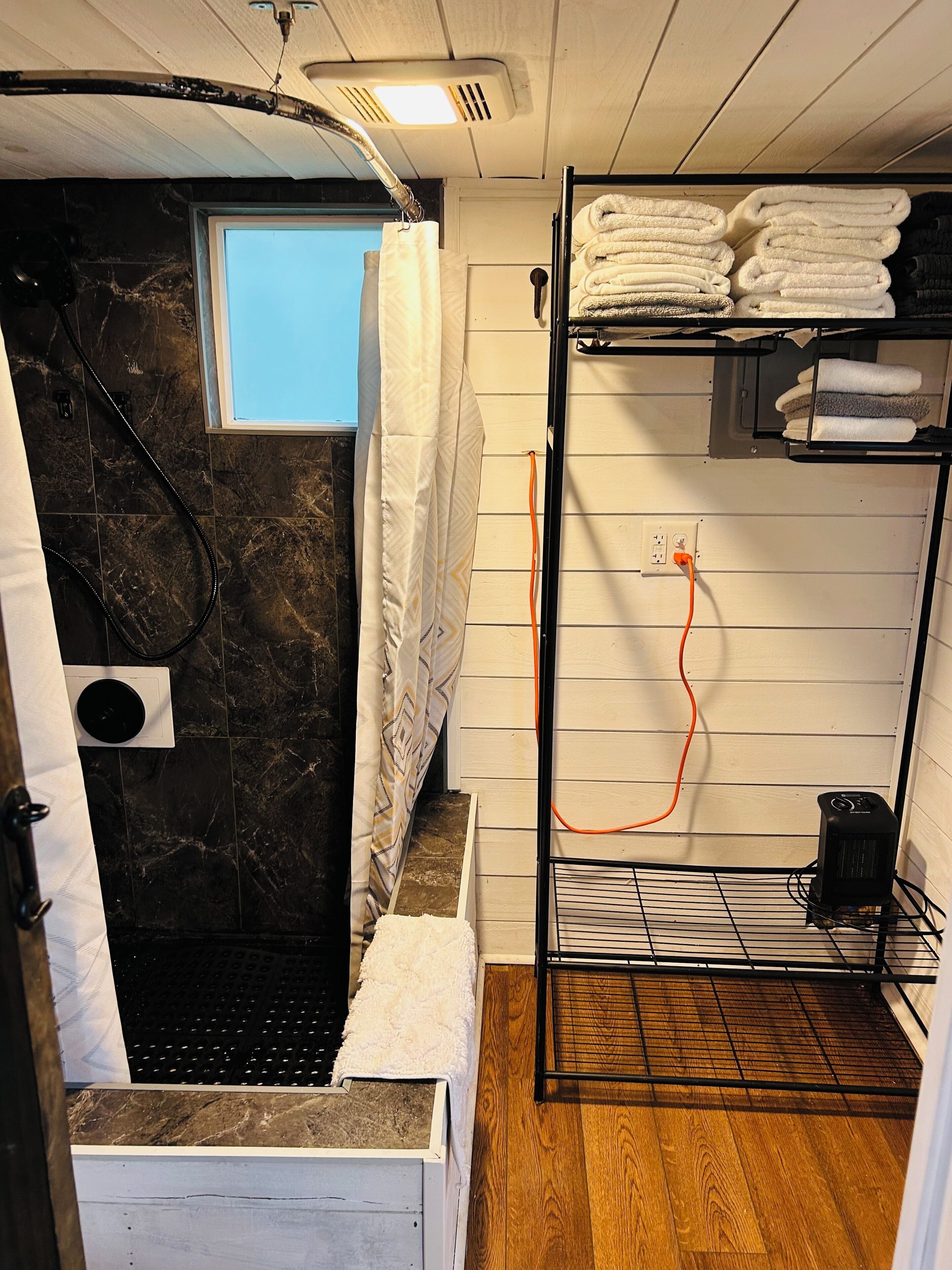Douche, serviettes fournies, savon, papier toilette