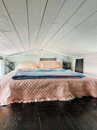 1-bedroom cabin located at The Market & Drinkery. 11 miles North from NRG bridge