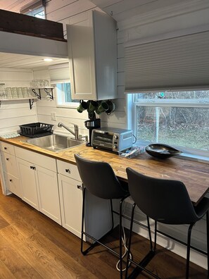 Private kitchen - 1-bedroom cabin located at The Market & Drinkery. 11 miles North from NRG bridge (Mount Lookout)