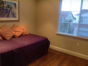 Room - Executive home close to Keller Beach and Point Pinol regional shoreline- (Richmond)