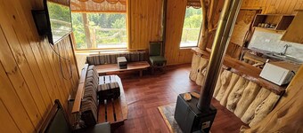 Secluded mountain cabin: steps to hot spring, river ,& lake