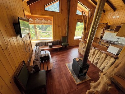 Secluded mountain cabin: steps to hot spring, river ,& lake