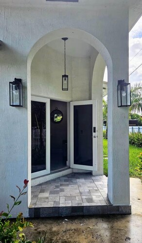 Spacious Villa w/ Hot Tub Near MIA Sleeps 12