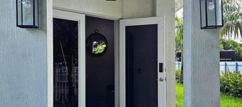Spacious Villa w/ Hot Tub Near MIA Sleeps 12
