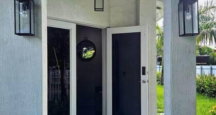 Spacious Villa w/ Hot Tub Near MIA Sleeps 12