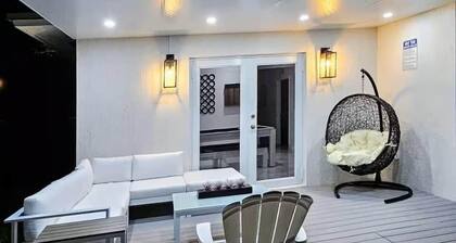 Spacious Villa w/ Hot Tub Near MIA Sleeps 12