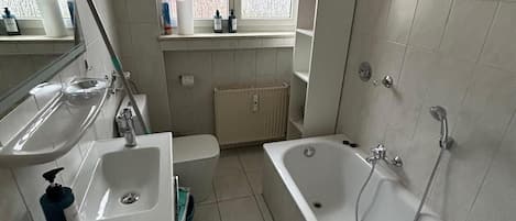 SĂšche-cheveux, serviettes fournies, savon, papier toilette