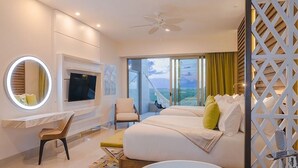 Ein modernes Hotelzimmer mit einem großen Bett, einem Fernseher, einem Schreibtisch mit Stuhl und einem Balkon mit Aussicht.