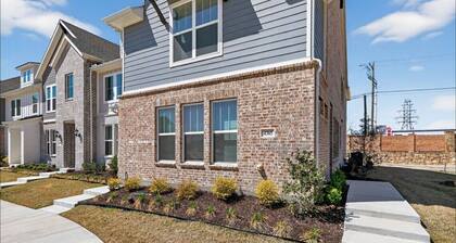 New 2-bedroom townhome in NRH near DFW/FIFA/ATT Stadium/Fort Worth