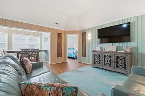 TV, books - Coastal Gem~Private Beach Access & Pool (Myrtle Beach)