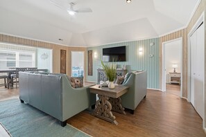 TV, books - Coastal Gem~Private Beach Access & Pool (Myrtle Beach)