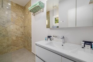 Shower, hair dryer - Bright 1BR1BA Apt. w/Shared Pool, BBQ & Laundry (Oranjestad)