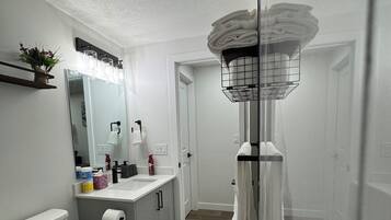 Séchoir à cheveux, serviettes fournies, savon, shampooing