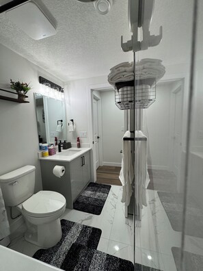 Hair dryer, towels, soap, shampoo - Cozy 1-bedroom house in Chappelle, just bring your bags (Edmonton)