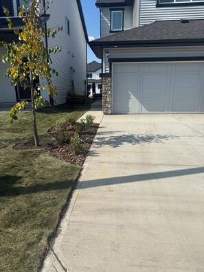 Property grounds - Cozy 1-bedroom house in Chappelle, just bring your bags (Edmonton)