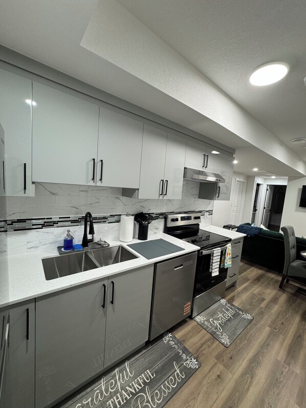 Fridge, microwave, oven, stovetop - Cozy 1-bedroom house in Chappelle, just bring your bags (Edmonton)