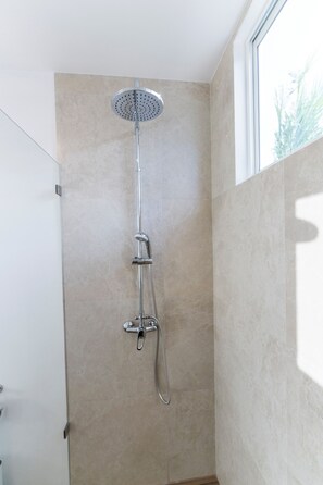 Shower, hair dryer, towels, soap - Marvelous 2-bedroom apartment with AC in Puerto Ayora (Puerto Ayora)