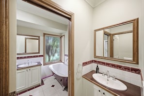 Bathroom - The Ultimate Holiday Haven: 2 Party Spaces & Bar! (Clyde)