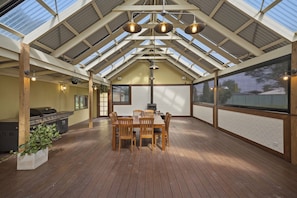 Dining - The Ultimate Holiday Haven: 2 Party Spaces & Bar! (Clyde)