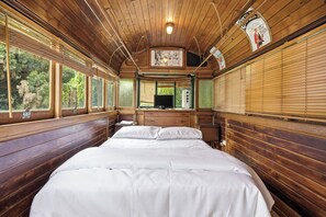 Room - Huge Clyde Holiday Propery: 2 Houses/Bar/BBQ/Pool (Clyde)