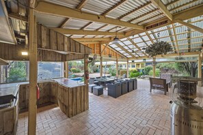 Outdoor dining - Huge Clyde Holiday Propery: 2 Houses/Bar/BBQ/Pool (Clyde)