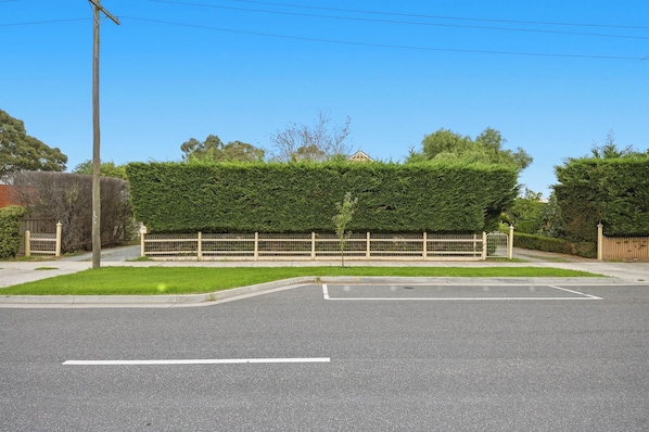 Property grounds - Huge Clyde Holiday Propery: 2 Houses/Bar/BBQ/Pool (Clyde)