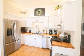 Private kitchen - Wears Valley Retreat: Hot Tub, Playhouse, Fire Pit - Minutes to Pigeon Forge (Pigeon Forge)