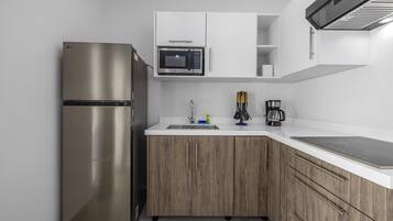 Refrigerador, microondas, placa de cocina, cafetera/tetera