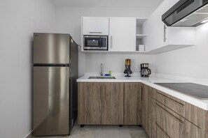Kühlschrank, Mikrowelle, Herdplatte, Wasserkocher mit Kaffee-/Teezubehör