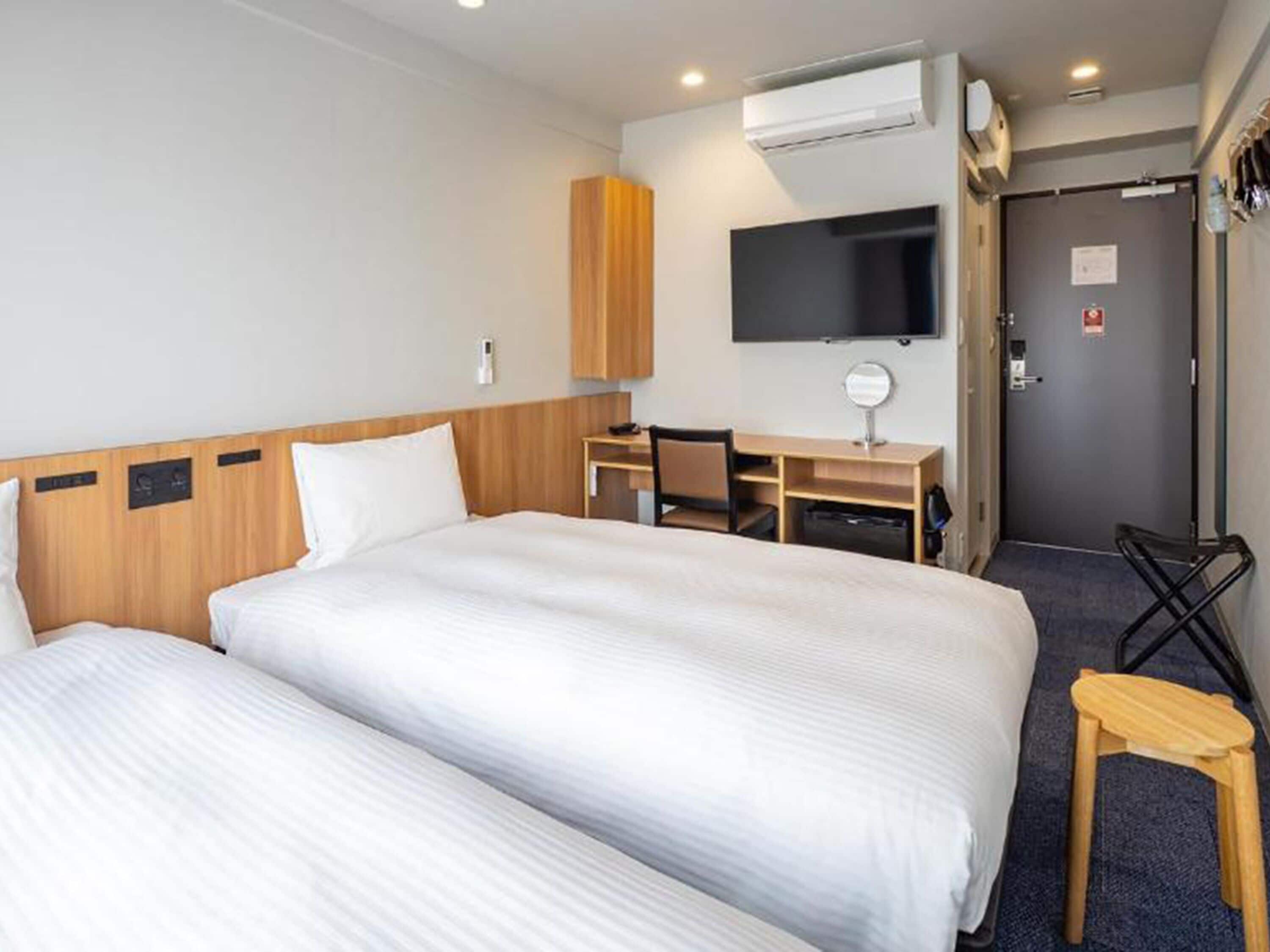 Laptop workspace, blackout curtains, iron/ironing board, free WiFi