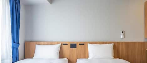 Espacio para trabajar con laptop y cortinas blackout
