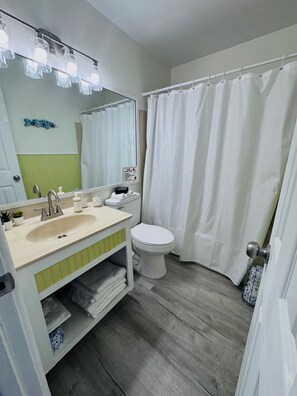 Comfort-huoneisto, parveke, näköala uima-altaalle | Kylpyhuone