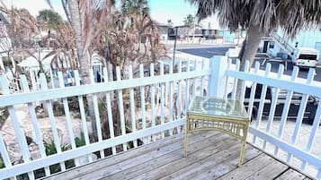 Departamento Confort, balcón, vista a la alberca | Restaurante al aire libre