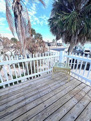 Outdoor dining - Penguins on the Beach Resorts 8 (Cocoa Beach)