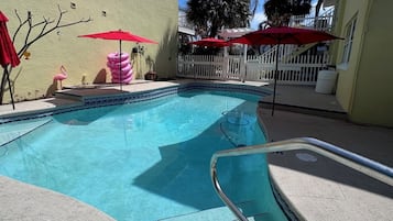 Departamento Confort, balcón, vista a la alberca | Alberca