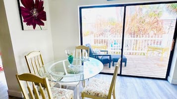 Departamento Confort, balcón, vista a la alberca | Restaurantes