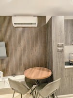 Studio, parveke, kaupunkinäköala | Ruokailu